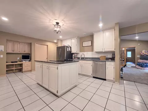 Kitchen - 1738 Hawthorn Pl, Marshfield, MO 65706 photo 3 of 6