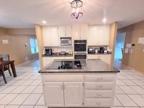 Kitchen - 1738 Hawthorn Pl, Marshfield, MO 65706 photo 5 of 6