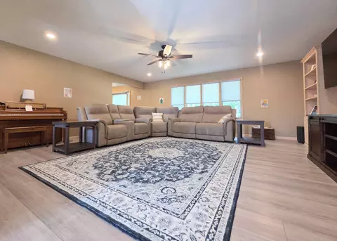 Living - 1738 Hawthorn Pl, Marshfield, MO 65706 photo 3 of 4
