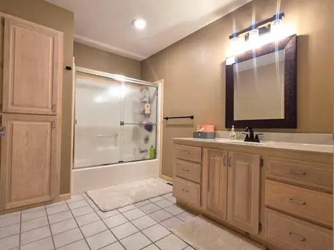 Bath - 1738 Hawthorn Pl, Marshfield, MO 65706 photo 7 of 10