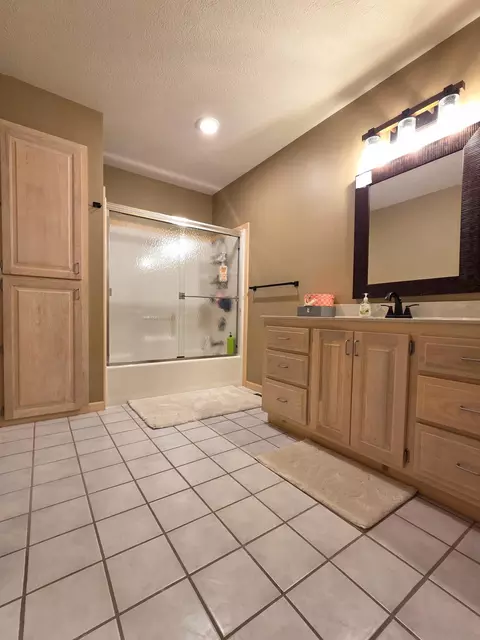 Bath - 1738 Hawthorn Pl, Marshfield, MO 65706 photo 9 of 10