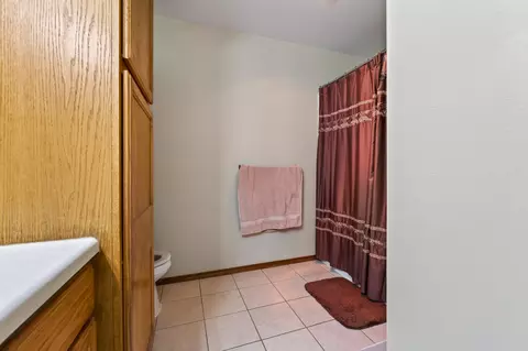 Bath - 709 S Hazelnut Ave, Springfield, MO 65802 photo 2 of 2