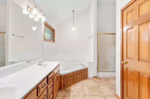 Bath - 2380 W Allen Dr, Springfield, MO 65810 photo 2 of 3