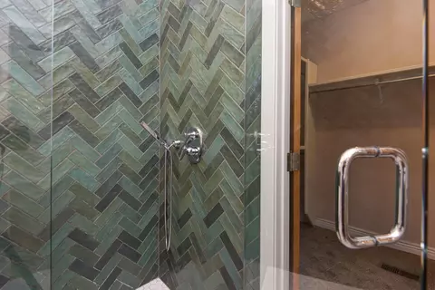Bath - 3560 W Edgewood Ct, Springfield, MO 65807 photo 3 of 6