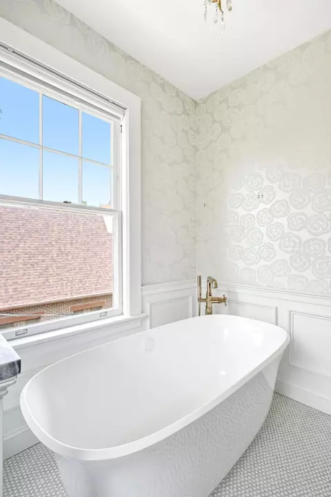 Bath - 1234 E Walnut St, Springfield, MO 65802 photo 3 of 15