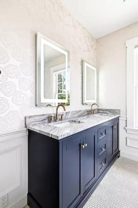 Bath - 1234 E Walnut St, Springfield, MO 65802 photo 4 of 15