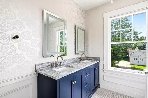Bath - 1234 E Walnut St, Springfield, MO 65802 photo 2 of 15
