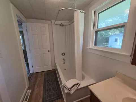 Bath - 1633 E Lombard St, Springfield, MO 65802 photo 2 of 3