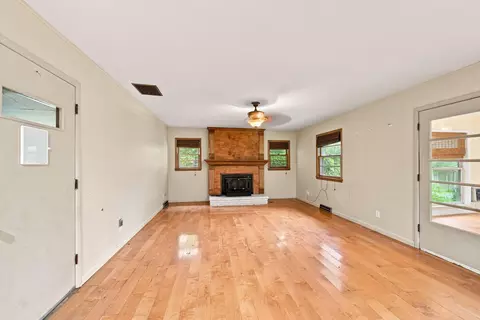 Living - 433 E Stanford St, Springfield, MO 65807 photo 5 of 8