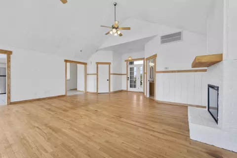 Living - 6419 Wexford Ln, Springfield, MO 65803 photo 7 of 10