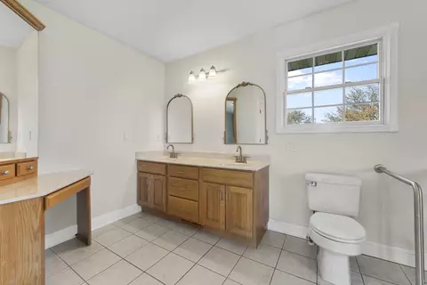 Bath - 6419 Wexford Ln, Springfield, MO 65803 photo 2 of 7