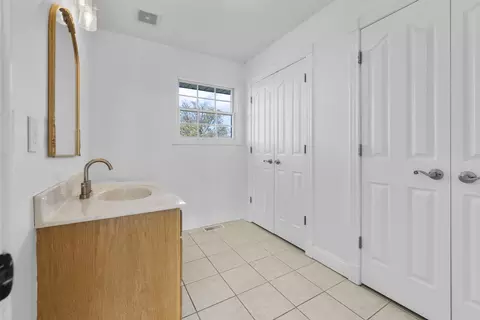 Bath - 6419 Wexford Ln, Springfield, MO 65803 photo 1 of 7