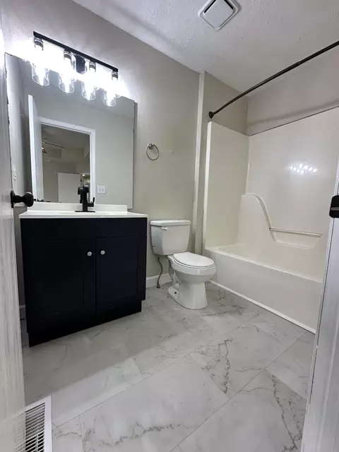 Bath - 5408 S Spring Ct, Battlefield, MO 65619 photo 1 of 2