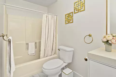 Bath - 4916 S Buckingham Ln, Springfield, MO 65810 photo 8 of 9
