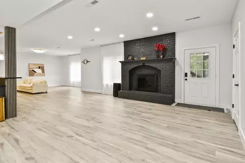 Living - 4916 S Buckingham Ln, Springfield, MO 65810 photo 4 of 7
