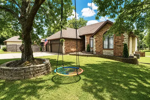 Exterior - 4916 S Buckingham Ln, Springfield, MO 65810 photo 2 of 9
