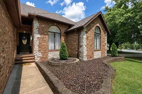 Exterior - 4916 S Buckingham Ln, Springfield, MO 65810 photo 4 of 9