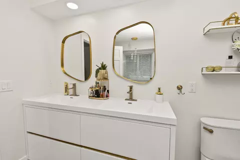 Bath - 4916 S Buckingham Ln, Springfield, MO 65810 photo 2 of 9