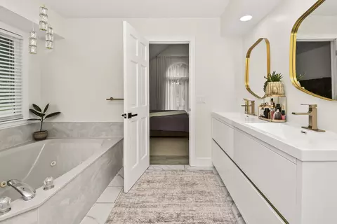 Bath - 4916 S Buckingham Ln, Springfield, MO 65810 photo 1 of 9