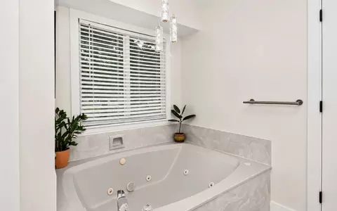 Bath - 4916 S Buckingham Ln, Springfield, MO 65810 photo 7 of 9