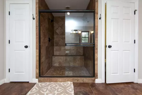 Bath - 4649 Silo Hills Dr, Springfield, MO 65802 photo 2 of 5