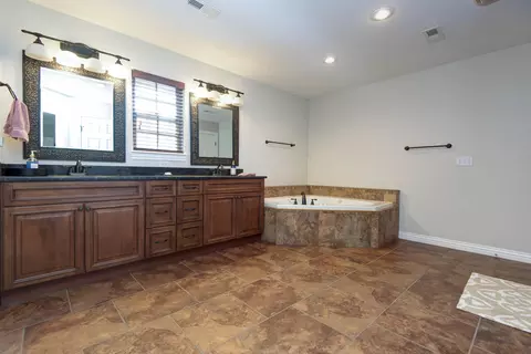 Bath - 4649 Silo Hills Dr, Springfield, MO 65802 photo 1 of 5