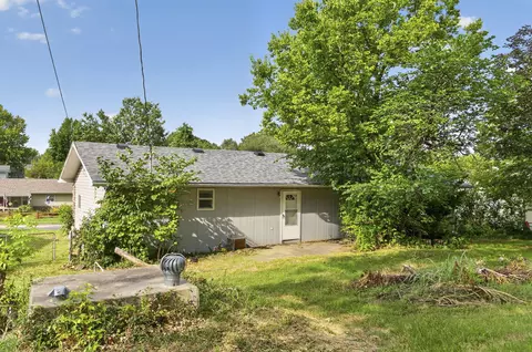 Exterior - 903 E Villa Marie St, Springfield, MO 65803 photo 5 of 7