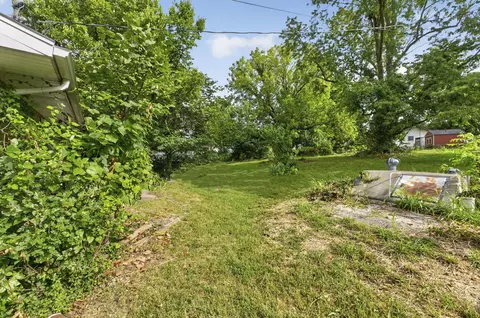 Exterior - 903 E Villa Marie St, Springfield, MO 65803 photo 4 of 7
