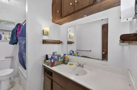 Bath - 903 E Villa Marie St, Springfield, MO 65803 photo 1 of 2