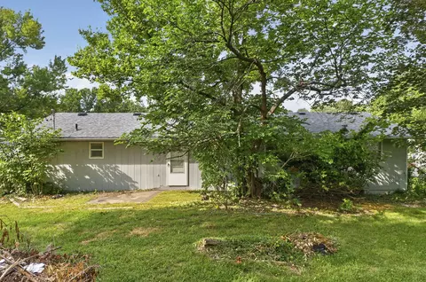 Exterior - 903 E Villa Marie St, Springfield, MO 65803 photo 6 of 7