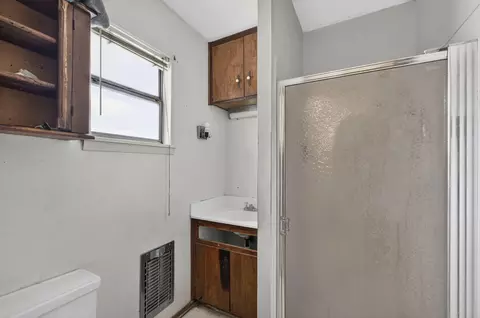 Bath - 903 E Villa Marie St, Springfield, MO 65803 photo 2 of 2