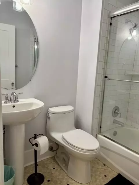 Bath - 3347 N Grant Ave, Springfield, MO 65803 photo 2 of 6