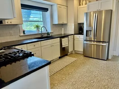 Kitchen - 3347 N Grant Ave, Springfield, MO 65803 photo 3 of 7