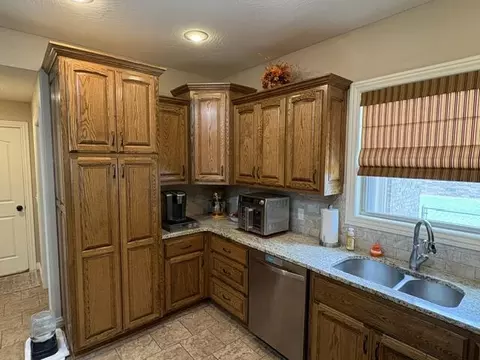 Kitchen - 1103 Chicory Ln, Aurora, MO 65605 photo 2 of 4