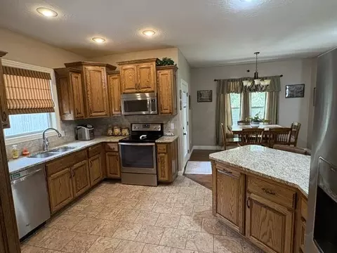 Kitchen - 1103 Chicory Ln, Aurora, MO 65605 photo 3 of 4