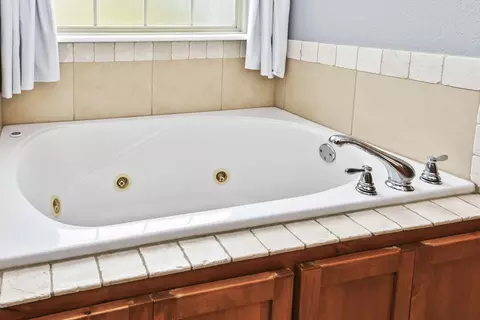 Bath - 148 Hackberry Ln, Branson, MO 65616 photo 3 of 6