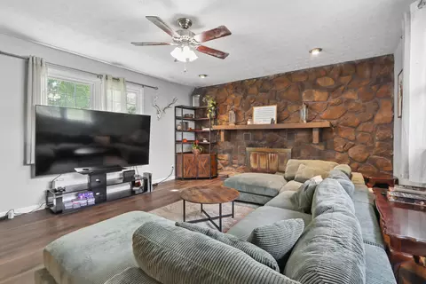 Living - 3031 E Gasconade St, Springfield, MO 65804 photo 2 of 2