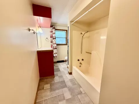 Bath - 1009 E 10th St, Mountain Grove, MO 65711 photo 4 of 4