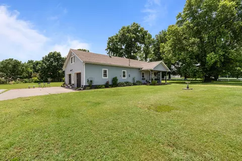 Exterior - 322 E Drive St, Clever, MO 65631 photo 3 of 11