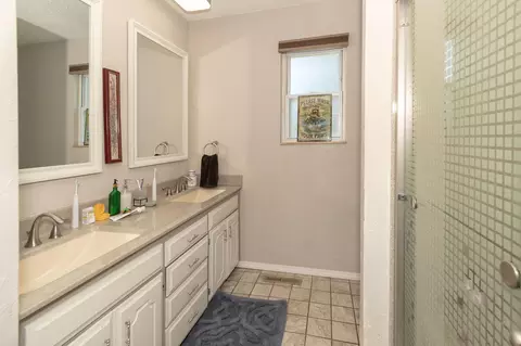Bath - 900 E Kirkwood Dr, Aurora, MO 65605 photo 1 of 2