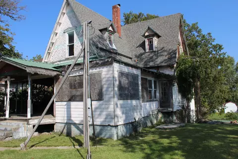 409 E College St, Aurora, MO 65605 photo 2