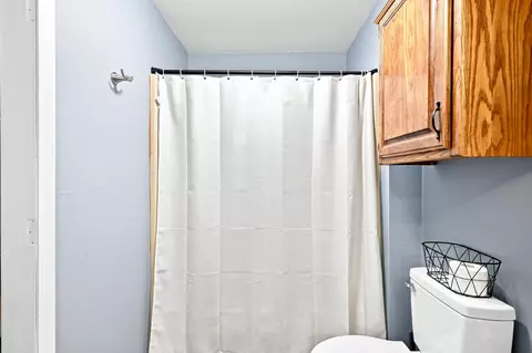 Bath - 2035 S Glenn Ave, Springfield, MO 65807 photo 2 of 3