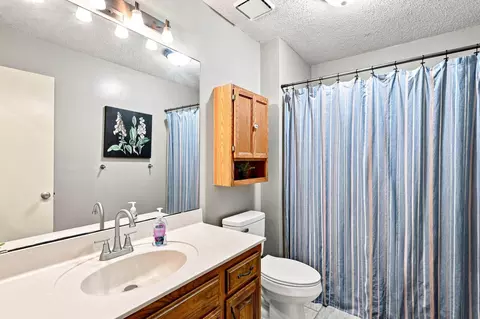 Bath - 2035 S Glenn Ave, Springfield, MO 65807 photo 3 of 3