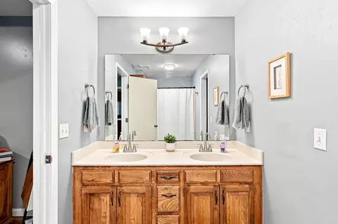 Bath - 2035 S Glenn Ave, Springfield, MO 65807 photo 1 of 3
