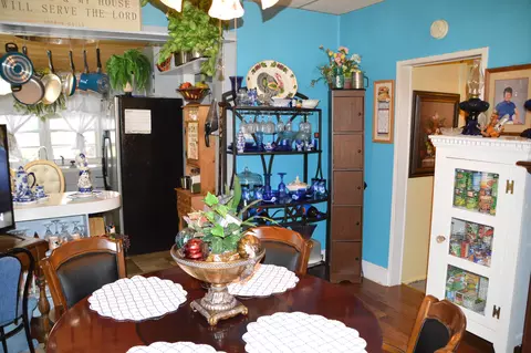 Dining - 1243 E Thoman St, Springfield, MO 65803 photo 2 of 2