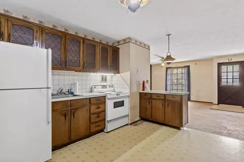 Kitchen - 2645 E Cragmont St, Springfield, MO 65804 photo 2 of 4