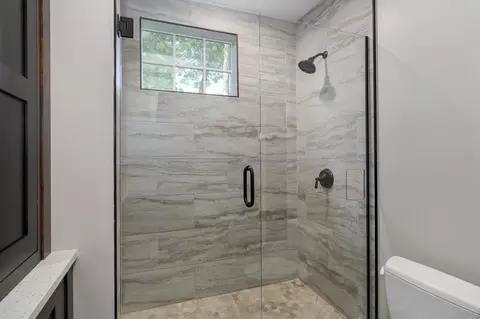 Bath - 2840 S Morningway Dr, Springfield, MO 65804 photo 6 of 9