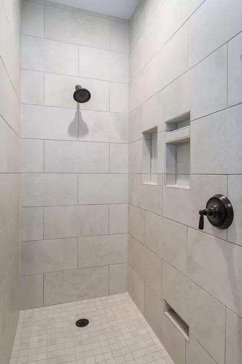 Bath - 2840 S Morningway Dr, Springfield, MO 65804 photo 4 of 9