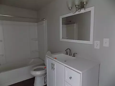 Bath - 2111 N Newton Ave, Springfield, MO 65803 photo 1 of 1