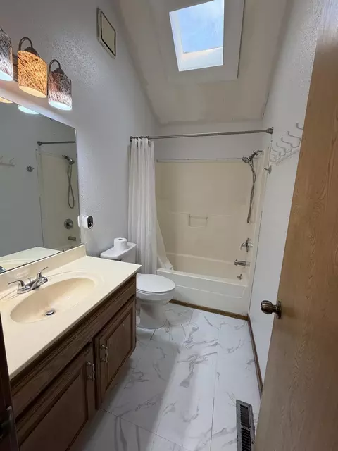 Bath - 2225 W Rockwood St, Springfield, MO 65807 photo 3 of 3